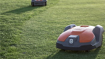 Mähroboter mäht auf dem Golfplatz automatisch den Rasen.