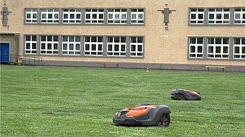 Automower Professional mäht auf Firmen / Unternehmensgrundstücken autonom den Rasen.